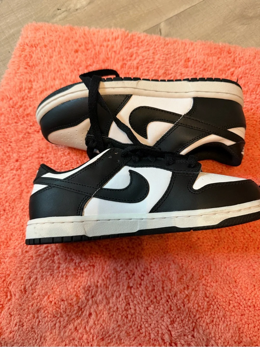 Nike Kids Black and White Low-Top Sneakers - Picture 1 of 2